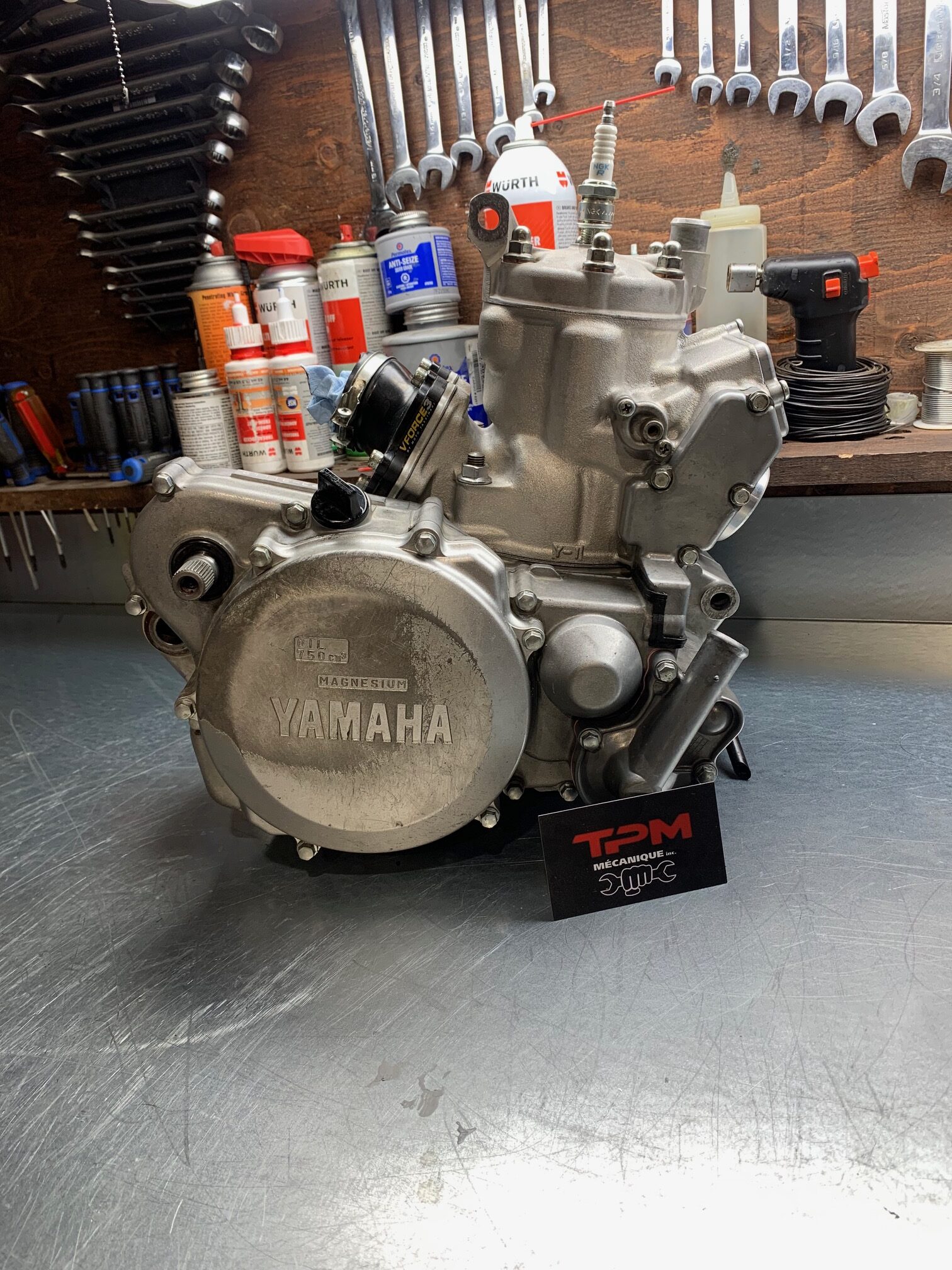 Moteur Yamaha démonté sur l'établi de TPM Mécanique