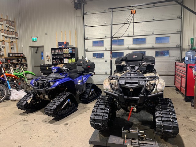 Ensemble de chenilles installé sur un VTT à l'atelier